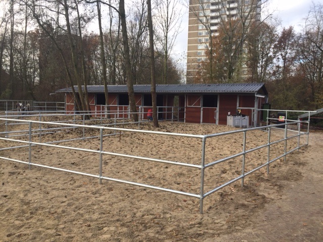 nieuwe-ponystallen-op-het-landje